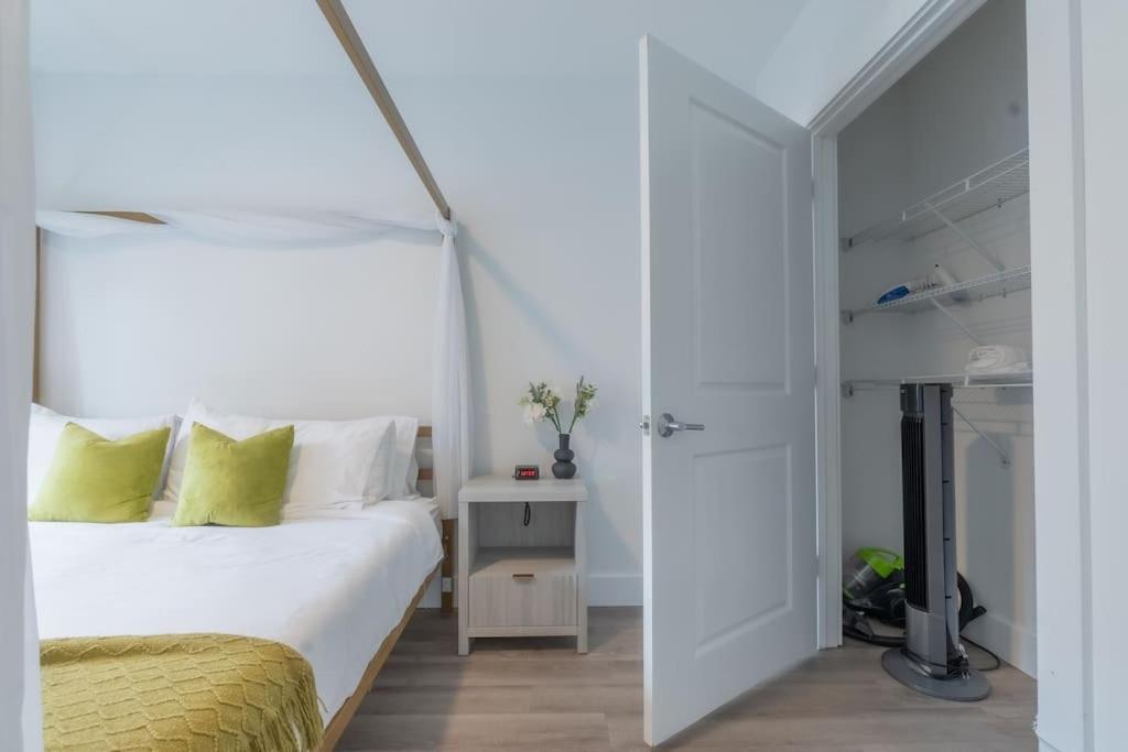 Orange 2 Bedroom 2 Bath Suite, Near American Dream And The Airport, Free Parking, King Bed And 2 Queen Beds, Washer And Dryer מראה חיצוני תמונה