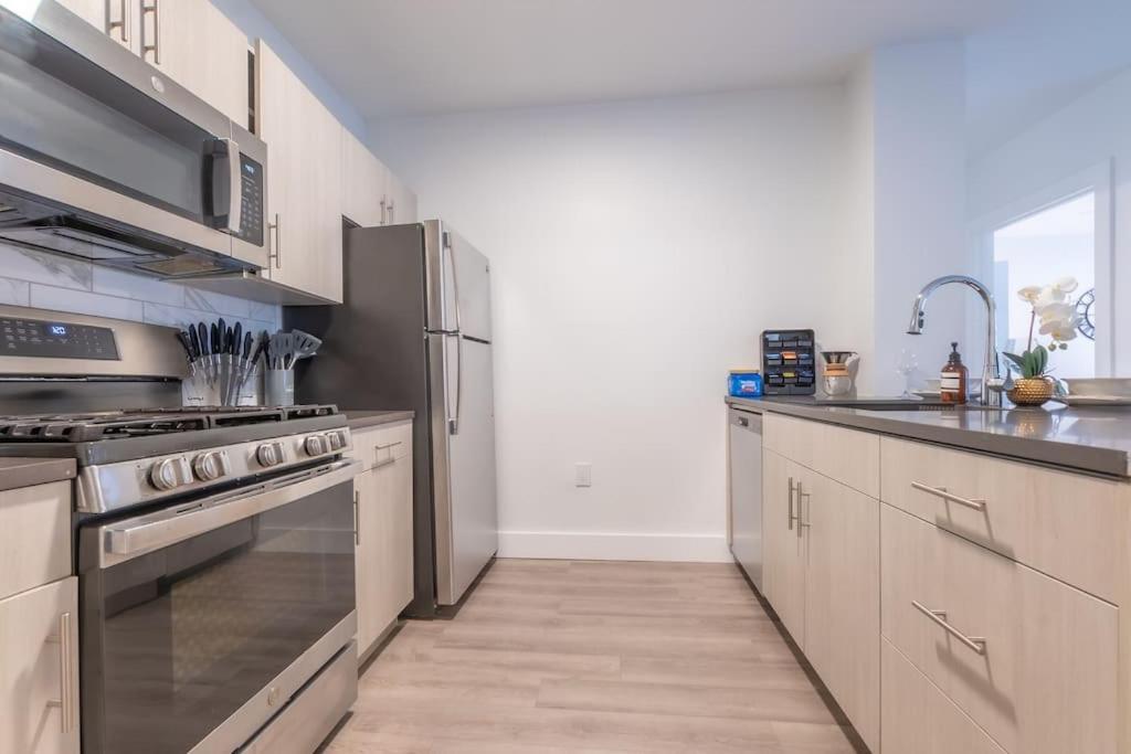 Orange 2 Bedroom 2 Bath Suite, Near American Dream And The Airport, Free Parking, King Bed And 2 Queen Beds, Washer And Dryer מראה חיצוני תמונה
